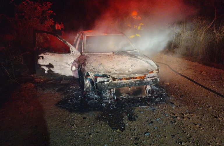 Incêndio destrói carro na zona rural de Bocaiuva